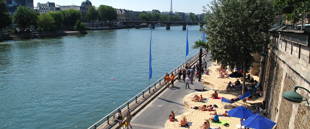 Leneviți pe plaja de la Paris-Plage