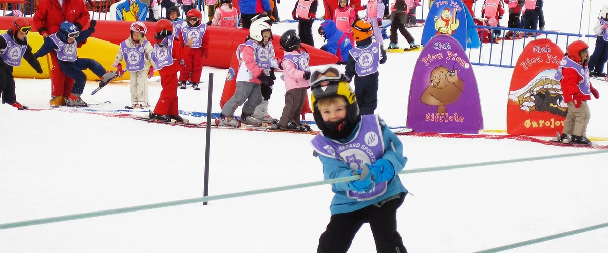 Cum decurg cursurile scolilor de ski din Bansko?