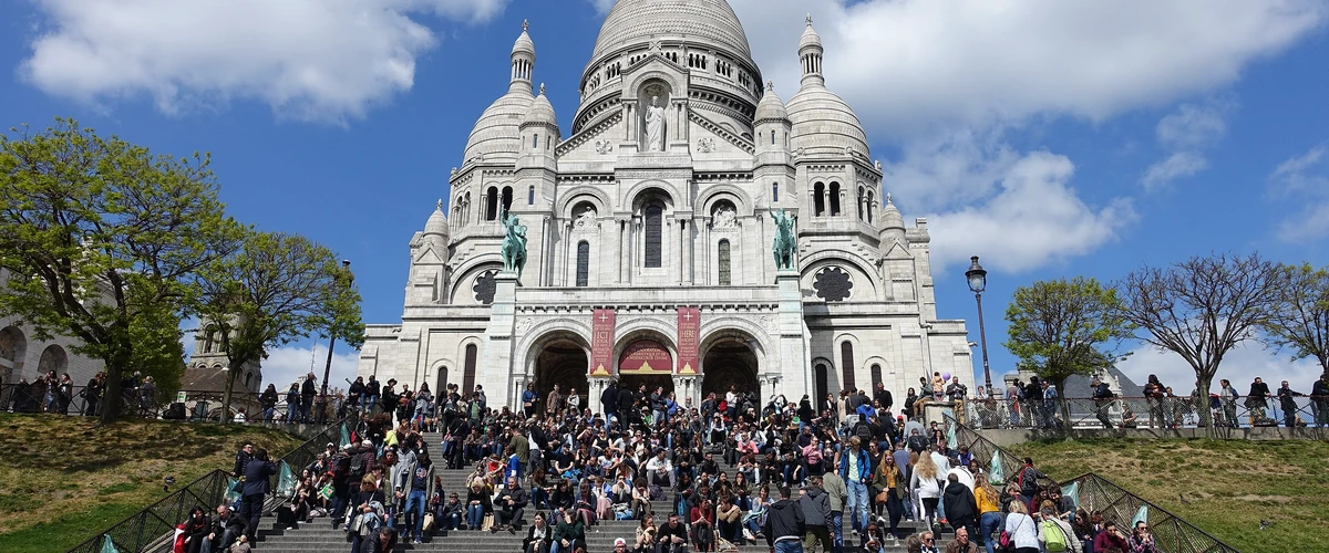 Priviți apusul de pe dealul Montmartre