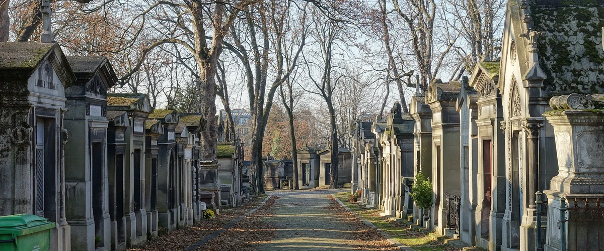 Admirați-i lui Oscar Wilde la cimitirul Père Lachaise