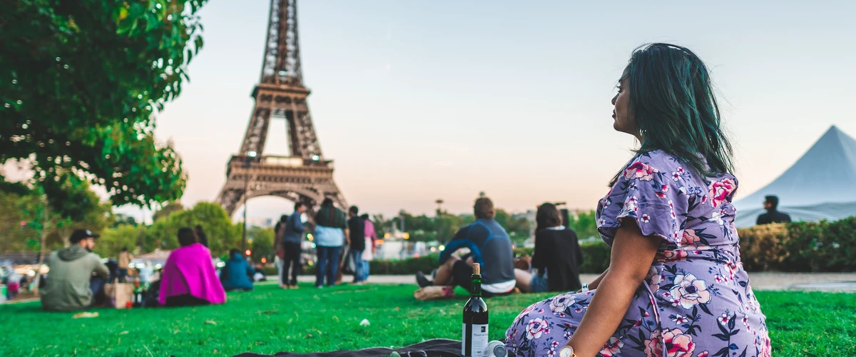 Picnic la poalele Turnului Eiffel