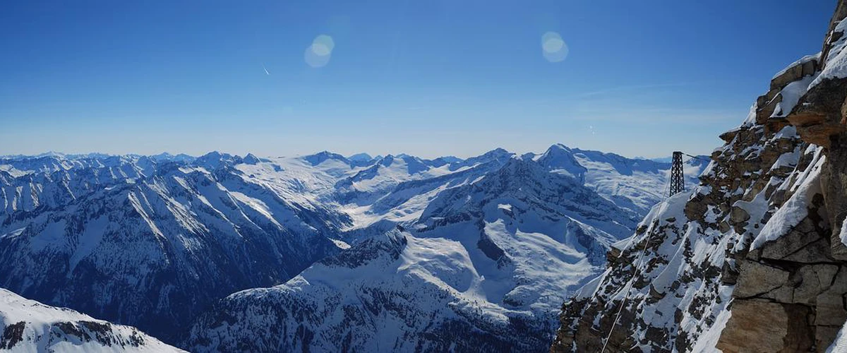 Schiază vara pe ghețarul Hintertux din Austria