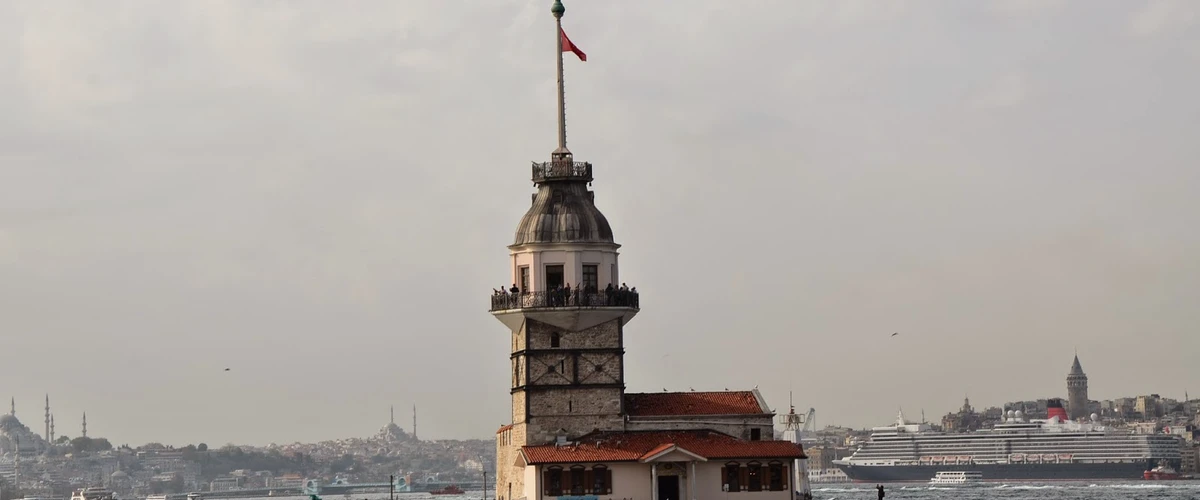 Luați o cină romantică la Maiden&#39;s Tower