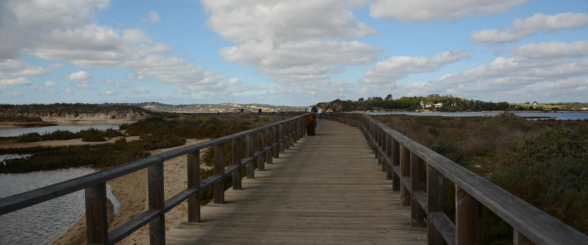 Mergeți pe Alvor Boardwalk