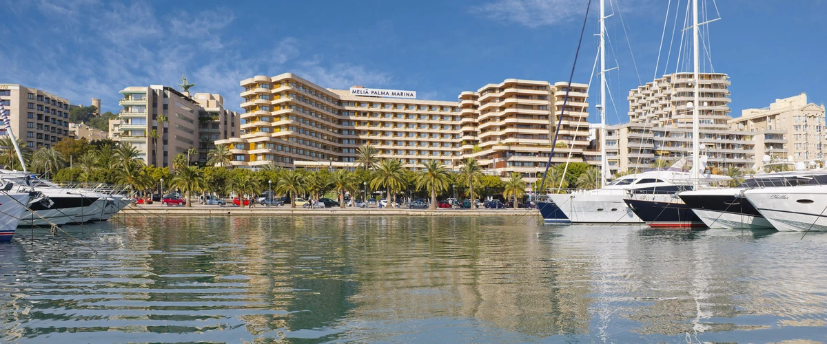 Ce tipuri de facilități și servicii poți găsi în hotelurile din Palma de Mallorca?