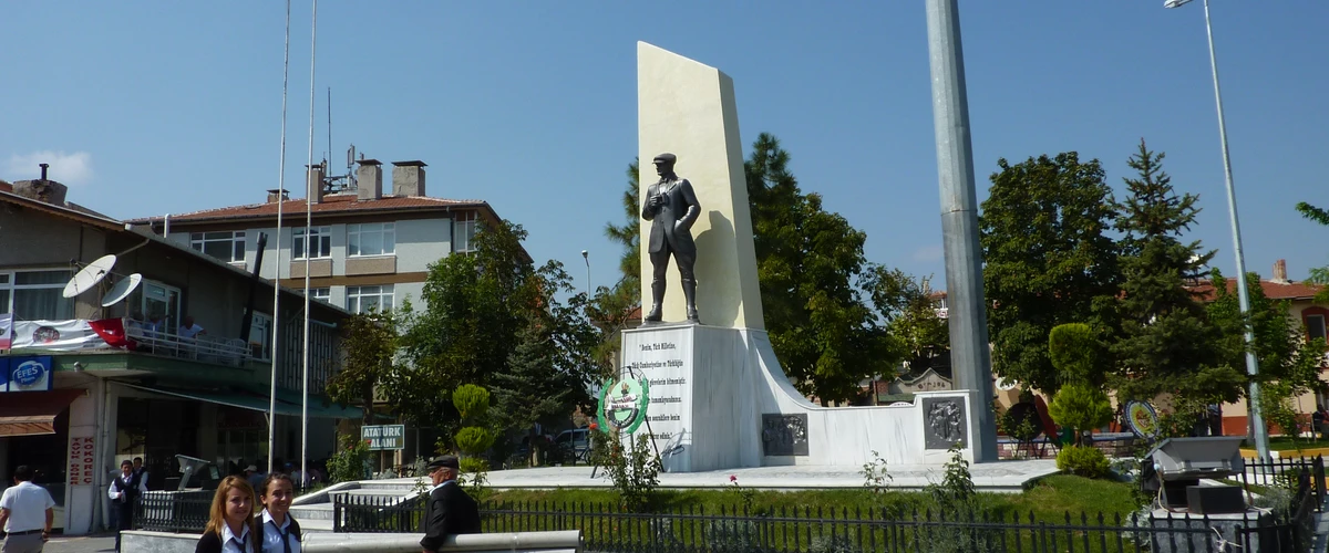 strada comercială pe Bulevardul Ataturk