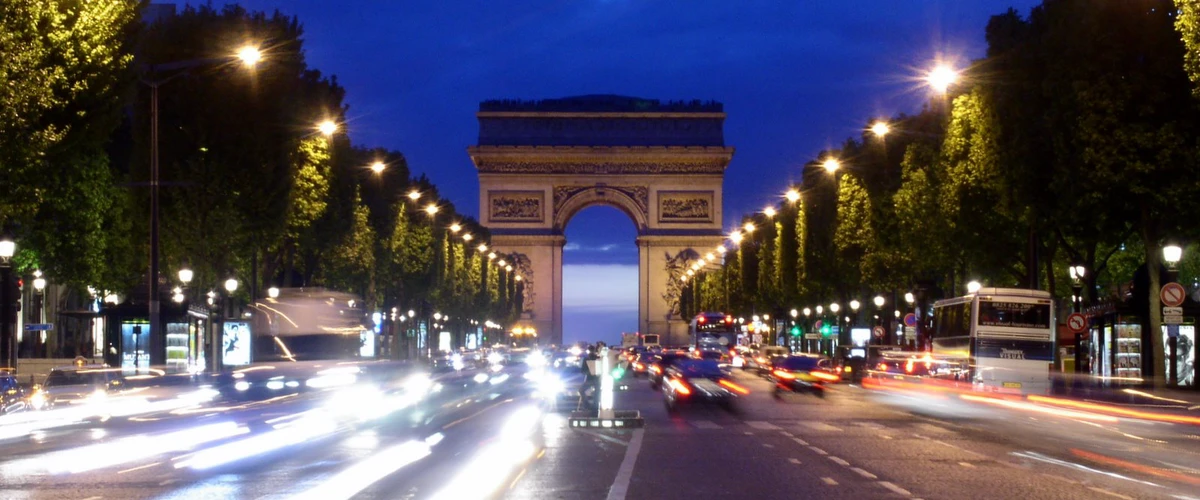 Plimbare pe Avenue des Champs-Élysées