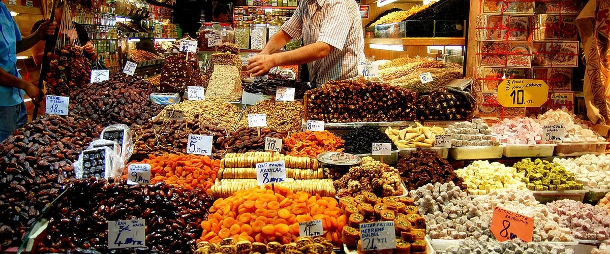 Răsfoiți bazarurile de mirodenii și piețele mărețe din Istanbul