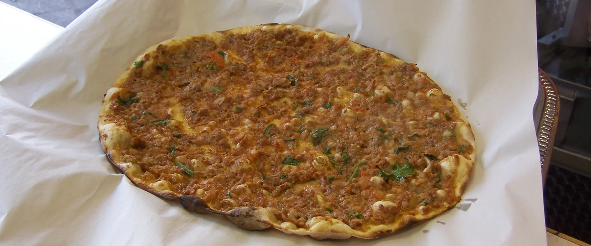 Mănâncă lahmacun