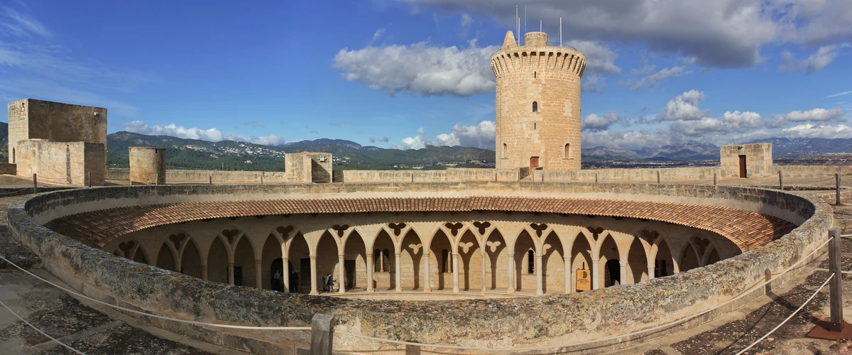 Faceți o excursie cu familia la Castelul Bellver din Palma de Mallorca