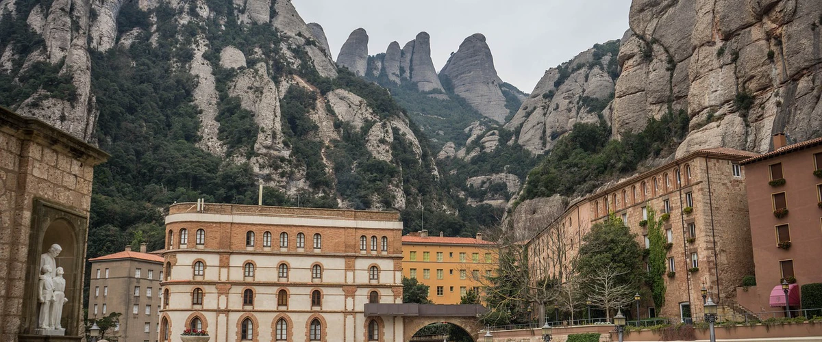 9. Vizitați Mănăstirea Montserrat