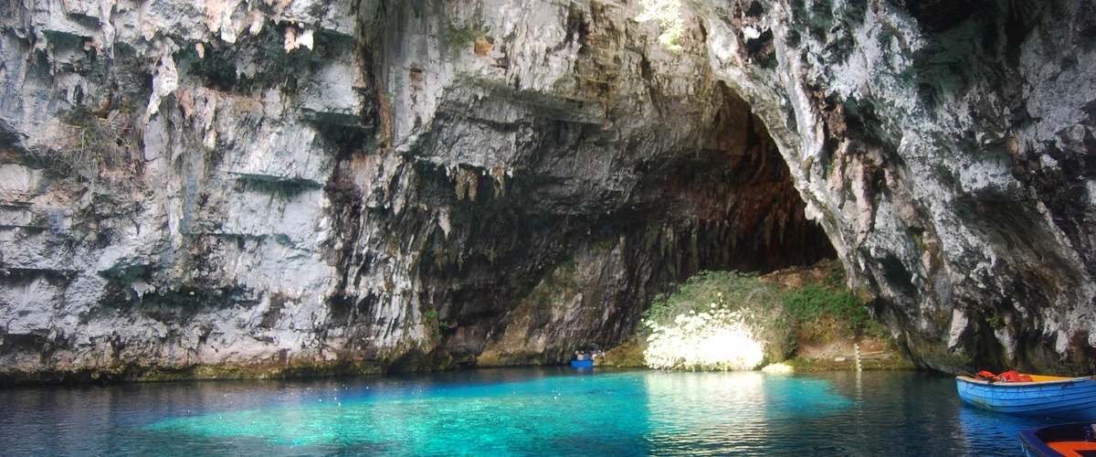 Asistă la lumina eterică a Peșterii Melissani