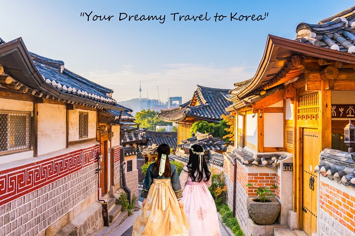 Hanbok ladies in Bukchon hanok village