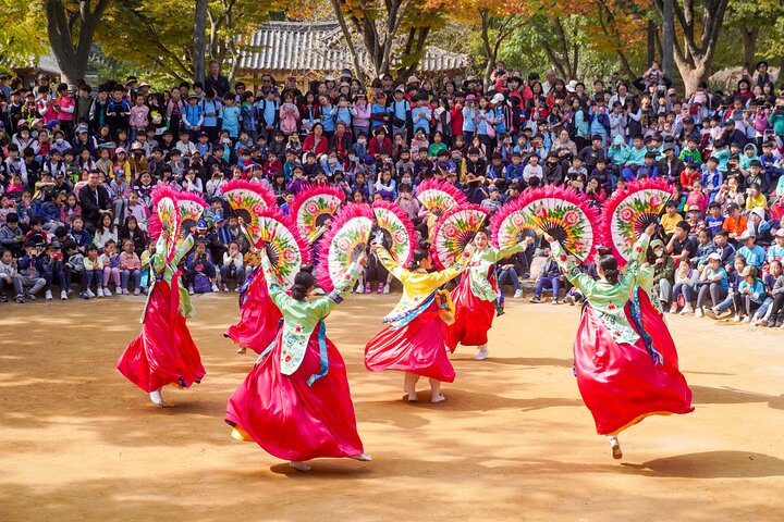 Traditional performance at Folk village