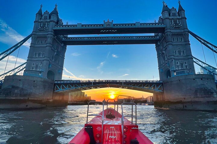 See London's most iconic landmarks as you cruise along the Thames at sunset