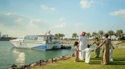 o persoană care stă pe o barcă în apă în emiratele arabe unite