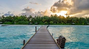 o barcă de lemn într-un corp de apă în maldive