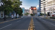o stradă a orașului mărginită de clădiri pe marginea unui drum în republica dominicană