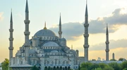 o clădire mare cu moscheea sultan ahmed în fundal în turcia