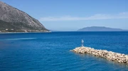 un corp mare de apă cu un munte în fundal în grecia