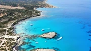 o vedere a unei plaje de lângă un corp de apă în cipru
