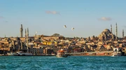 un corp mare de apă cu un oraș în fundal în turcia