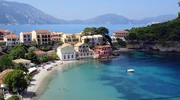 o insulă mică în mijlocul unui oraș în grecia