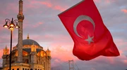 un steag care flutură în fața unei clădiri în turcia