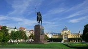 o statuie de cal în fața unei clădiri în croația