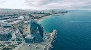 un corp mare de apă cu un oraș în fundal în spania