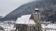 un castel pe vârful unui munte acoperit cu zăpadă în brașov
