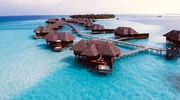 un bazin lângă un corp de apă în maldive