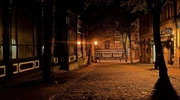 o vedere nocturnă a unei străzi a orașului în anglia