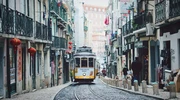 o stradă îngustă a orașului în portugalia