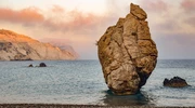 un corp de apă cu un munte în fundal în cipru