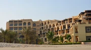un castel deasupra unei clădiri în emiratele arabe unite