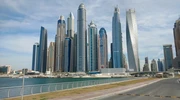 o clădire înaltă dintr-un oraș în emiratele arabe unite