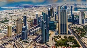o vedere a unui oraș în emiratele arabe unite