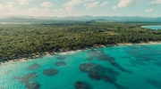 o insulă în mijlocul unui corp de apă în republica dominicană