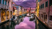 un râu îngust într-un oraș în italia