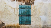 un prim plan al unei clădiri din piatră care are o ușă verde în cipru