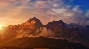un munte cu nori pe fundal în austria