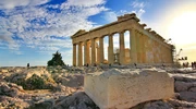 o clădire din piatră care are o stâncă stâncoasă în grecia