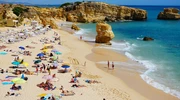 un grup de oameni pe o plajă în portugalia