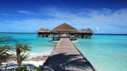 un bazin lângă un corp de apă în maldive