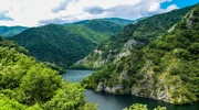 un corp de apă cu un munte în fundal în bulgaria
