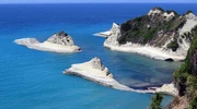 o mică insulă în apă albastră în insula corfu