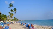 un grup de oameni pe o plajă în republica dominicană