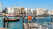 o barcă mică într-un port lângă un corp de apă în emiratele arabe unite