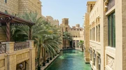 o clădire mare din cărămidă cu un bazin de apă în emiratele arabe unite